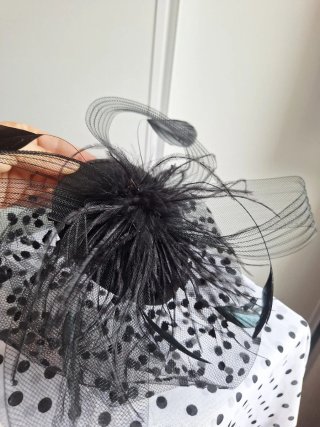 Tocado negro elegante con plumas y velo