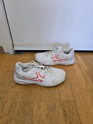 Zapatillas deportivas blancas y rojas