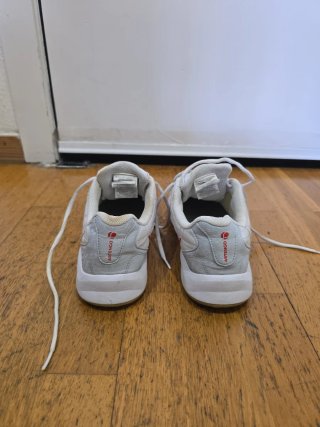 Zapatillas deportivas blancas y rojas