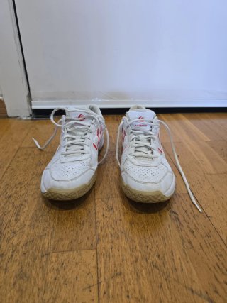 Zapatillas deportivas blancas y rojas