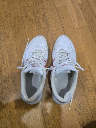 Zapatillas deportivas blancas y rojas