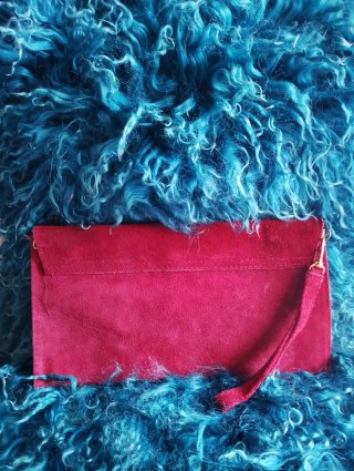 Bolso de piel granate con tachuelas doradas