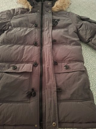 Abrigo Parka Gris con Capucha y Pelo