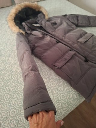 Abrigo Parka Gris con Capucha y Pelo