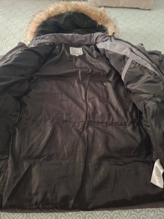 Abrigo Parka Gris con Capucha y Pelo