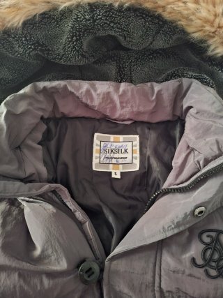 Abrigo Parka Gris con Capucha y Pelo