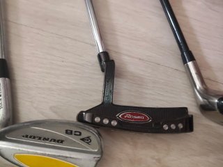 Palos de golf Srixon y bolsa roja
