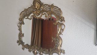 Espejo antiguo dorado con marco ornamentado