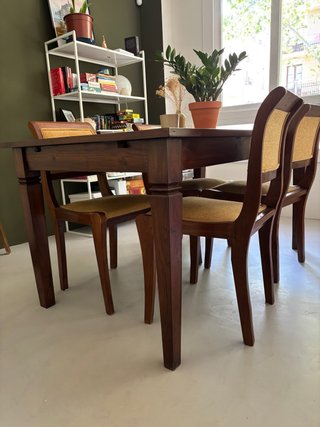 Mesa de comedor de madera oscura