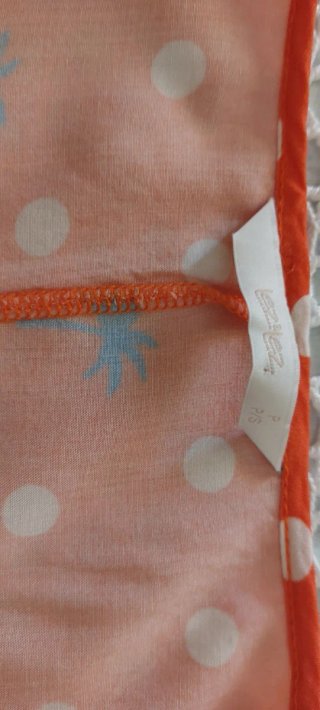 Vestido corto naranja con lunares blancos