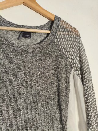 Original jersey gris y blanco con tejido calado