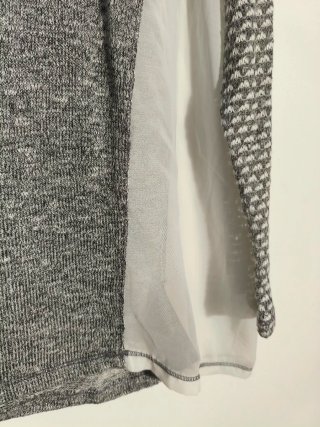 Original jersey gris y blanco con tejido calado