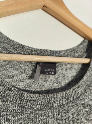 Original jersey gris y blanco con tejido calado