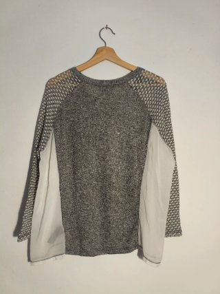 Original jersey gris y blanco con tejido calado
