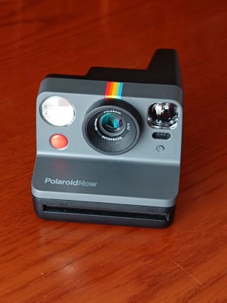 Cámara Polaroid Now Gris y Multicolor
