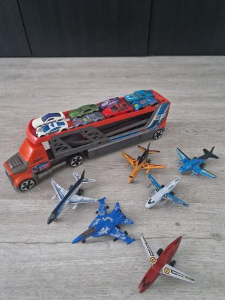 Camión transportador hot wheels(coches + aviones)