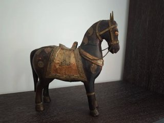 Splendido paio di cavalli Marwari del Rajasthan in legno e metallo