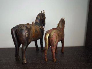 Splendido paio di cavalli Marwari del Rajasthan in legno e metallo