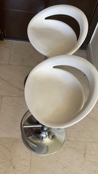 Taburetes regulables plateados y blancos