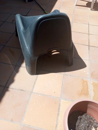 Silla de resina para jardín gris