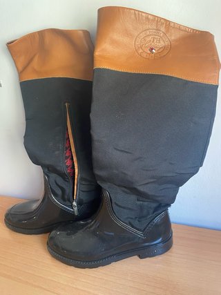 Botas de agua Tommy Hilfiger negras y marrones