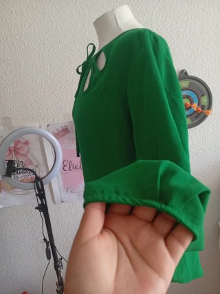 Blusa verde con escote de lazo y aberturas
