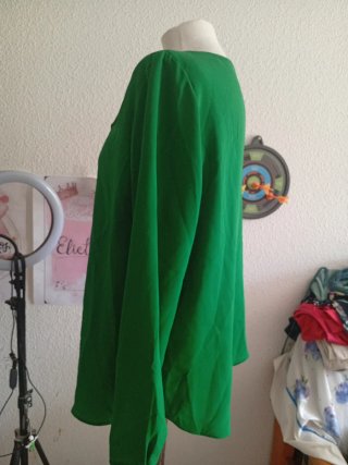 Blusa verde con escote de lazo y aberturas