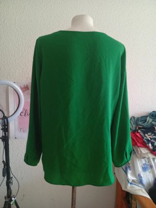 Blusa verde con escote de lazo y aberturas