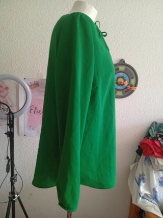 Blusa verde con escote de lazo y aberturas