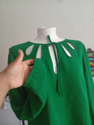 Blusa verde con escote de lazo y aberturas