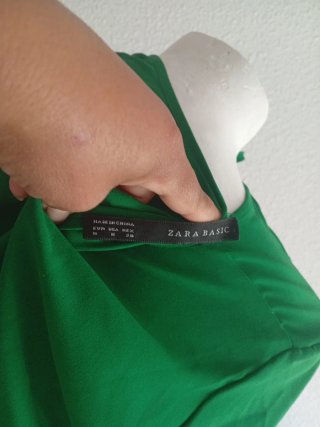 Blusa verde con escote de lazo y aberturas