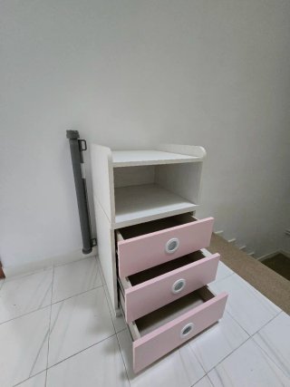 Mueble cambiador con cajones rosa