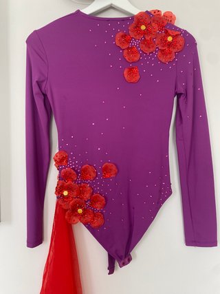 Precioso traje de baile con flores y pedrería