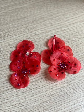 Precioso traje de baile con flores y pedrería