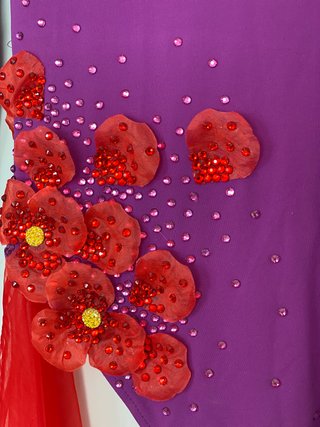 Precioso traje de baile con flores y pedrería