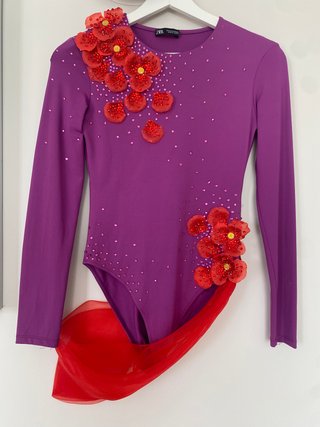 Precioso traje de baile con flores y pedrería