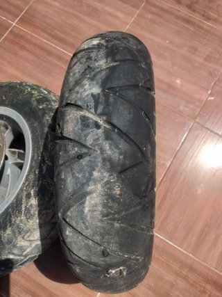 2 Ruedas delanteras y tracera  Piaggio Typhoon con