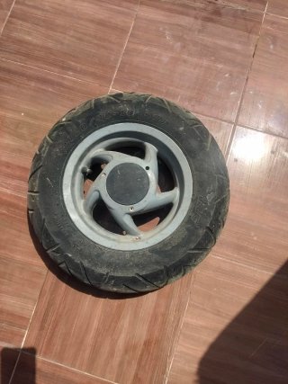 2 Ruedas delanteras y tracera  Piaggio Typhoon con