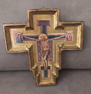 Cruz de madera dorada con imágenes