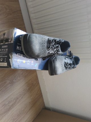 Botas de seguridad grises y negras