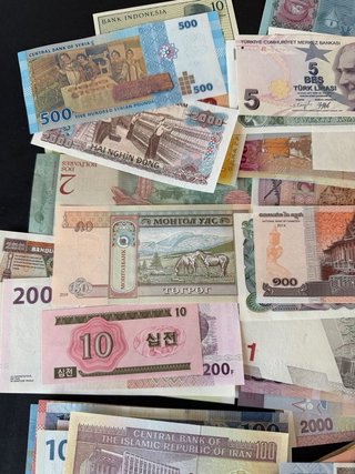 Lote 100  Billetes nuevos mundo.