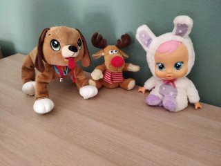 Lote 3 peluches: perro, reno y bebé llorón