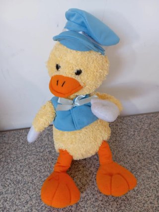 Patito de peluche con gorro y chaleco