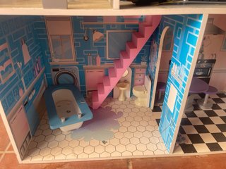 Casita de muñecas de madera