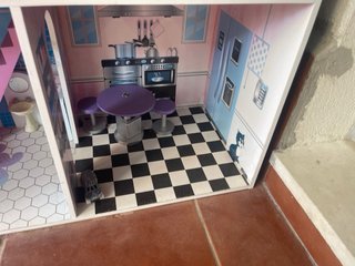 Casita de muñecas de madera