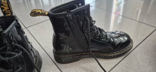 Stivali Dr. Martens per bambine con stelle nere