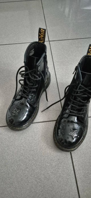 Stivali Dr. Martens per bambine con stelle nere
