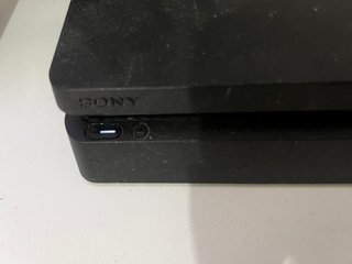 Ps4 1tb + 3 joystick + 3 giochi