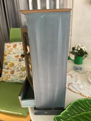Armario pequeño para bisutería pintado a mano