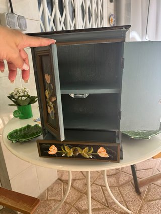 Armario pequeño para bisutería pintado a mano
